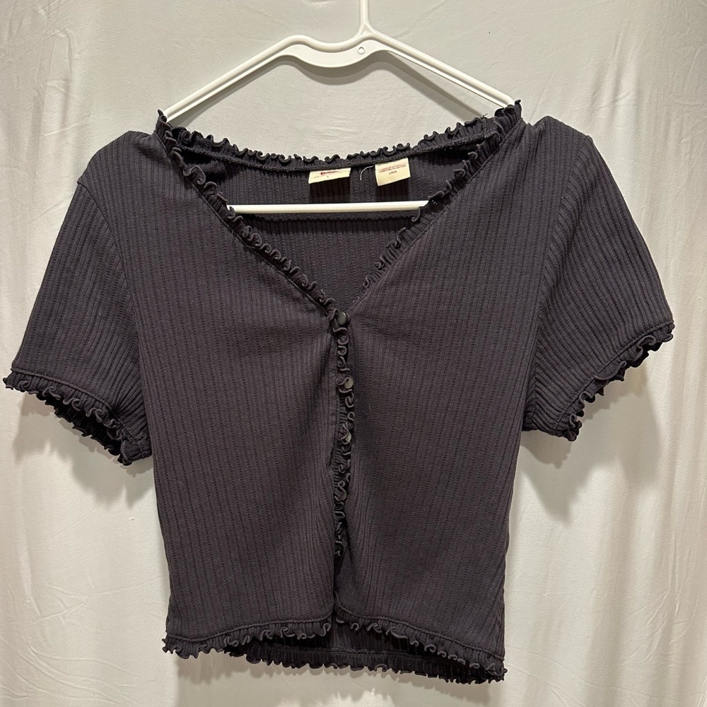 Gray Levi’s ruffled button baby tee